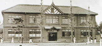 1935(昭和10)年頃の<br>グランド側から見た寄宿舎