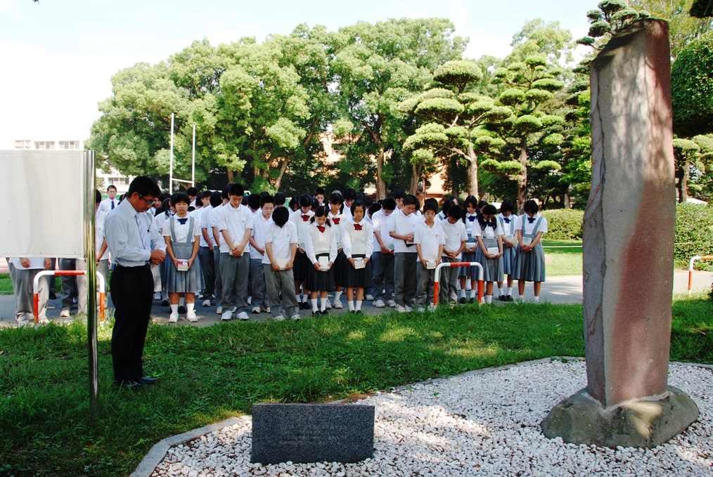 遠山初代院長記念碑の前で黙とうをささげる中学生.jpg